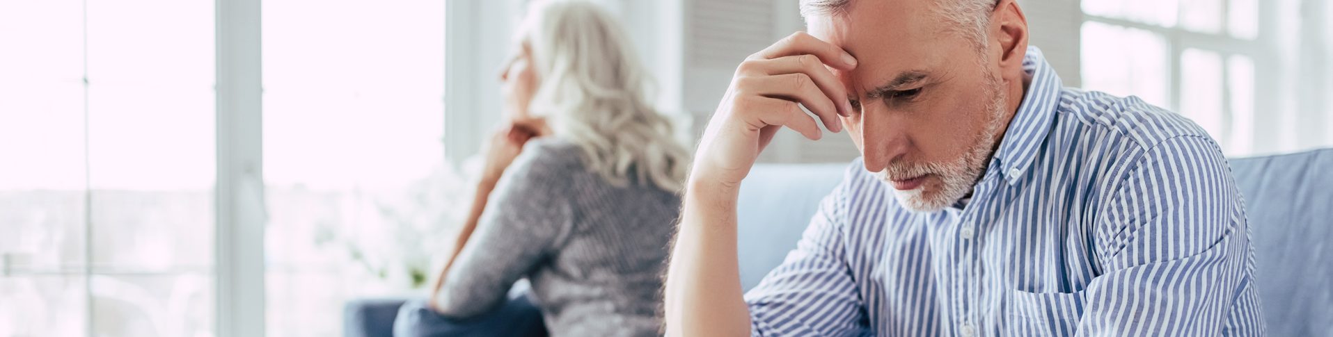 Un couple en séparation assis dos à dos