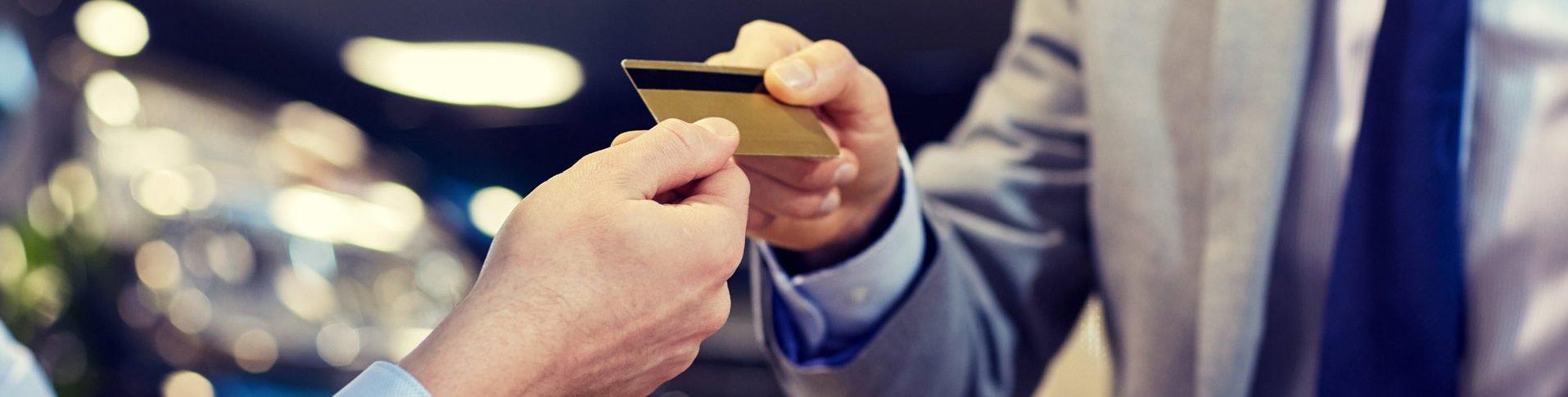 Une main tend une carte de crédit à un vendeur