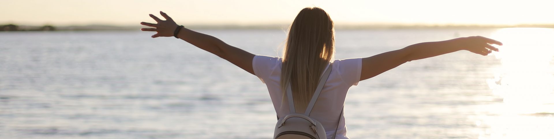 Femme qui vient de ses libérer de ses dettes