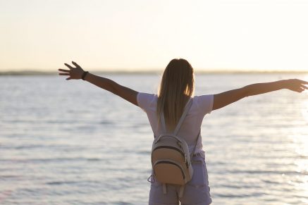 Femme qui vient de ses libérer de ses dettes