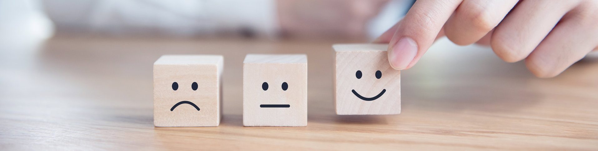 3 différents émotions représentatif d'une personne cherchant comment améliorer sa cote de crédit