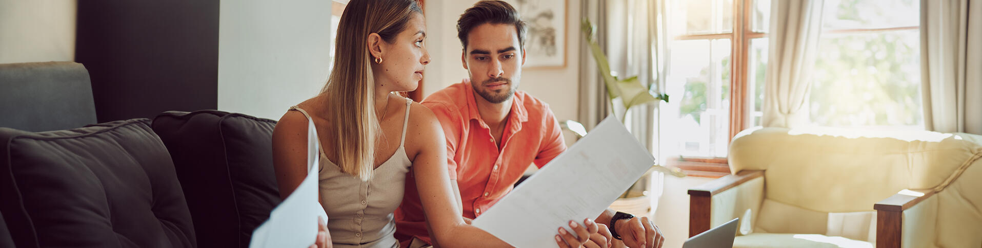 Couple qui discute des avantages de la proposition de consommateur