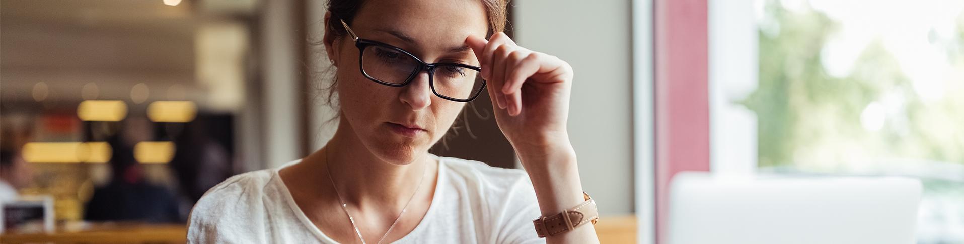 Madame qui se demande comment remonter sa cote de crédit