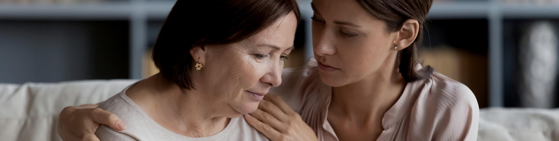 Grand-mère qui se fait consolé par sa fille