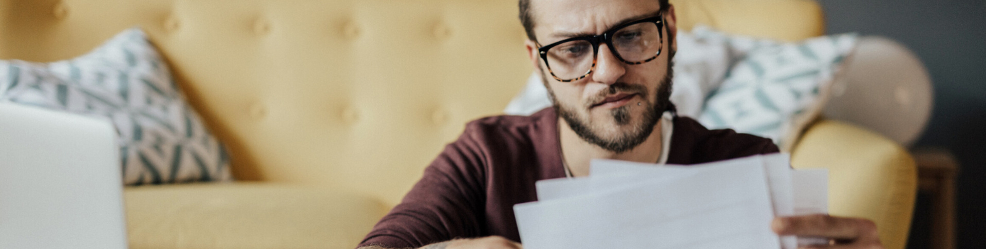 Homme qui se demande si ses dettes sont libérables