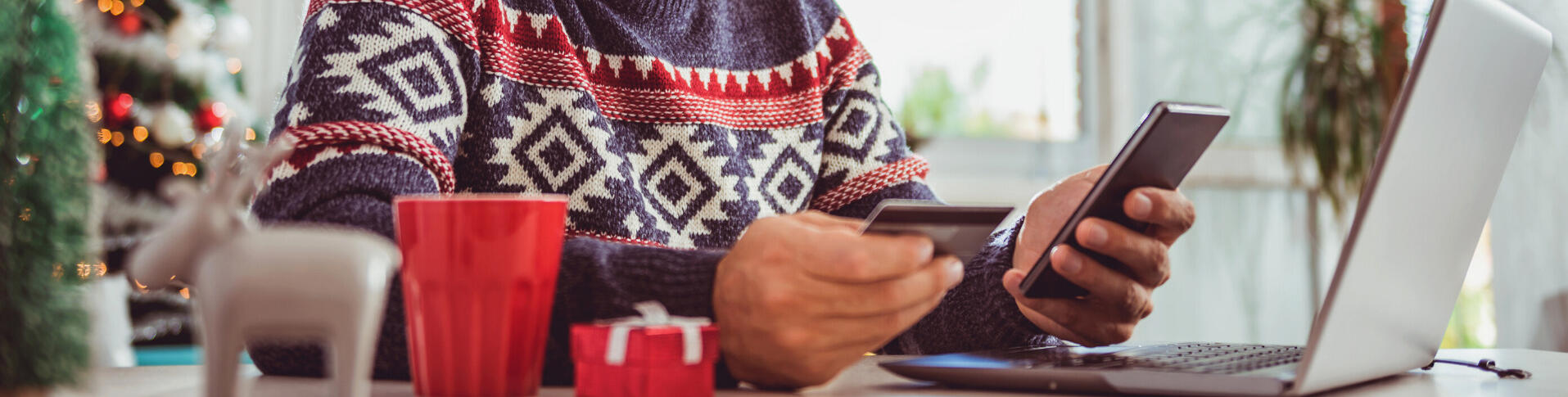 Homme qui magasine en ligne pendant le vendredi fou et le cyber lundi