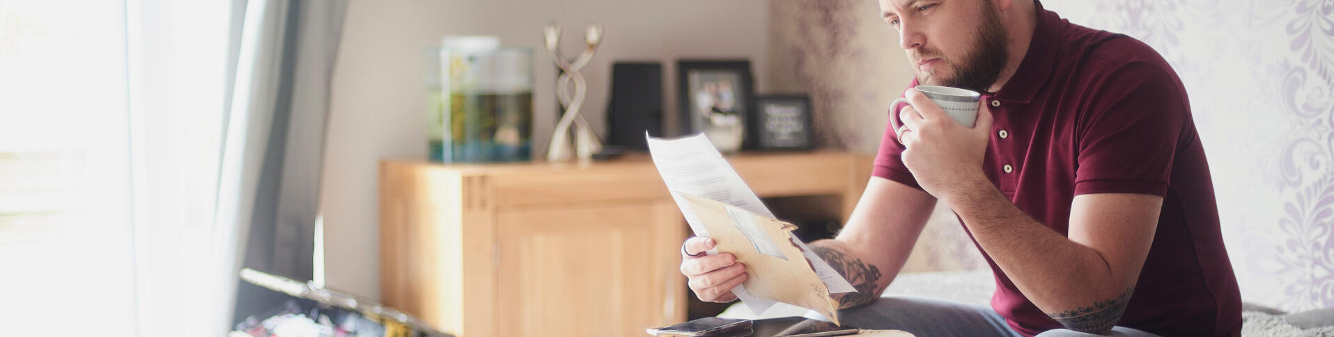 Homme qui regarde une feuille détaillant ses dettes d’impôts?