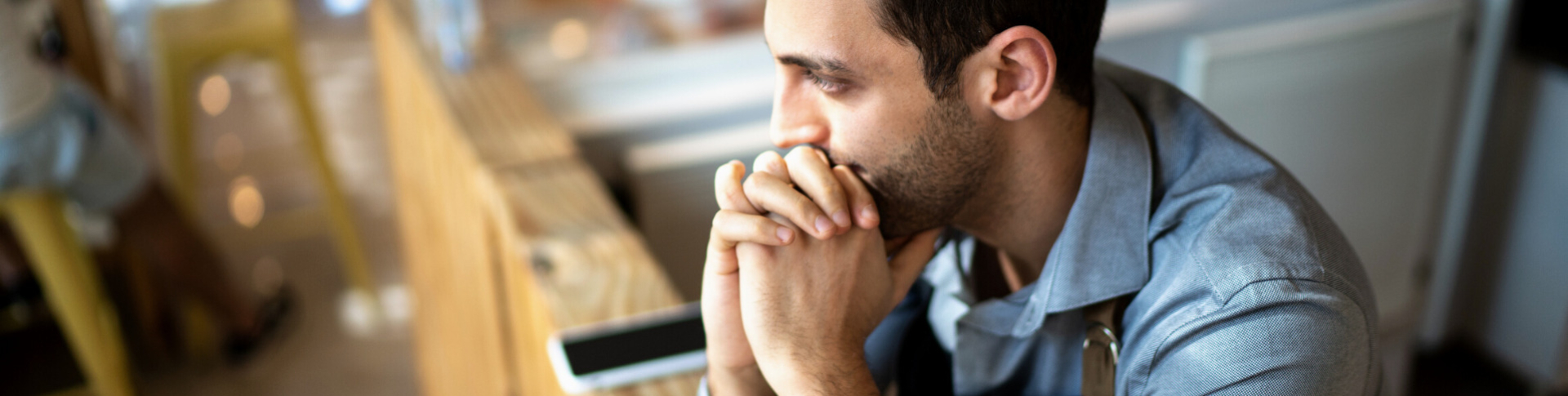 Homme qui se prépare financièrement à une éventuelle récession