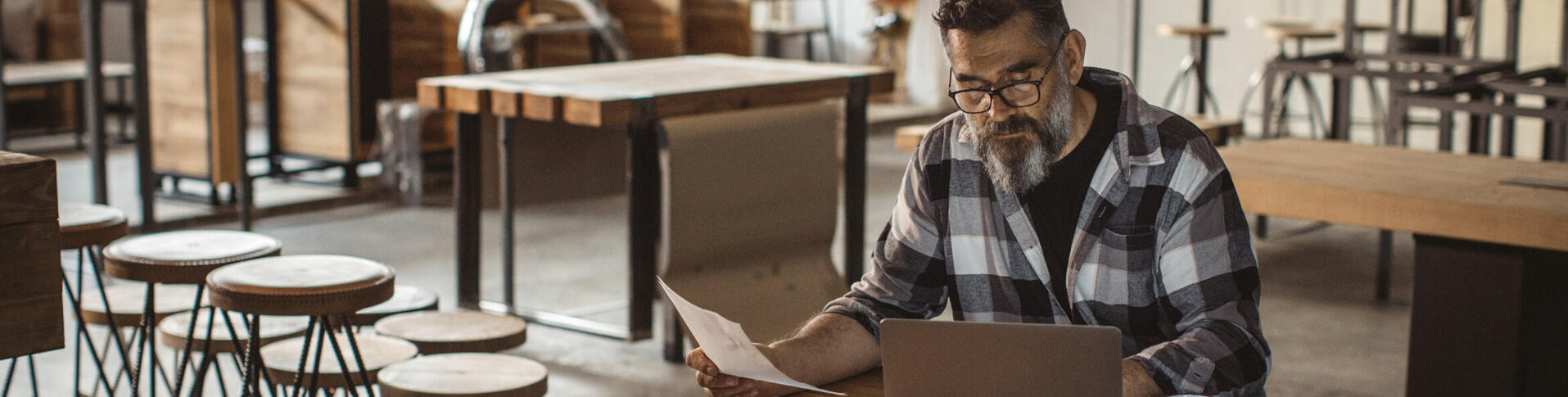 Entrepreneurs qui souhaite rembourser ses dettes liées à la pandémie