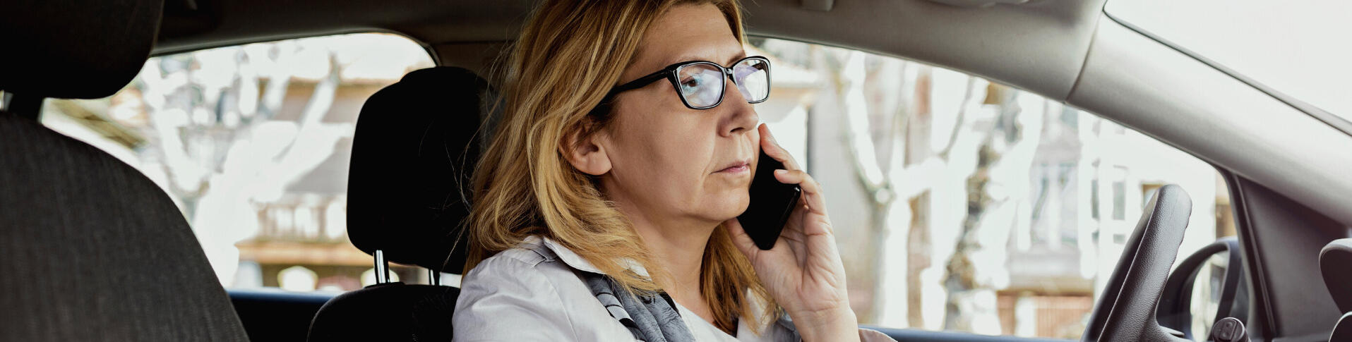 Femme au téléphone qui déclare faillite