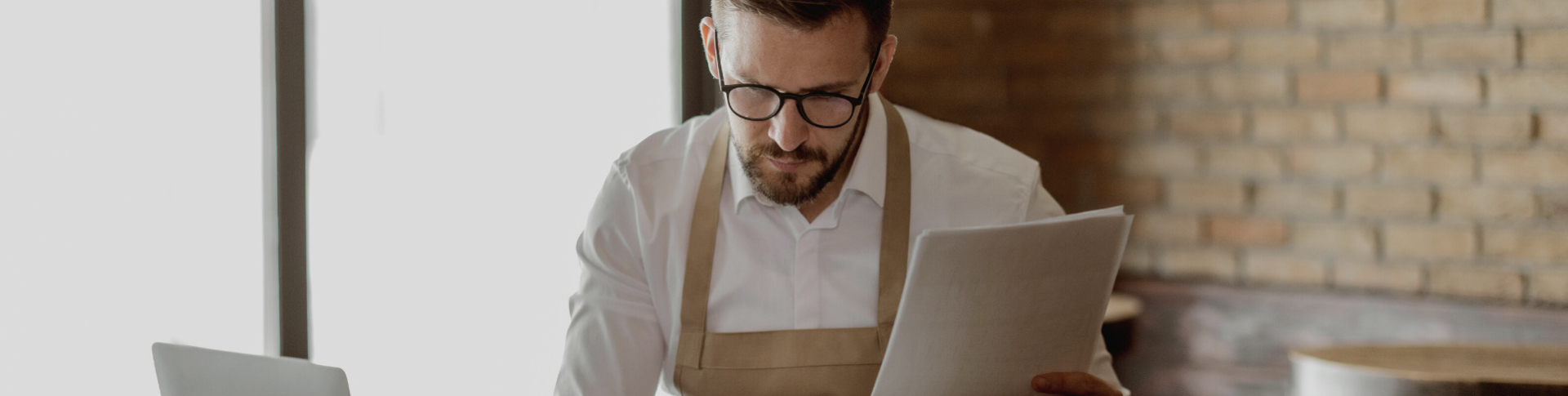 Entrepreneur qui s'informe qui les prêts du Compte d’urgence pour les entreprises canadiennes (CUEC)