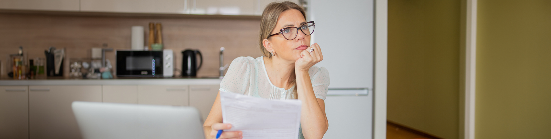 Femme qui réfléchit à son mauvais crédit